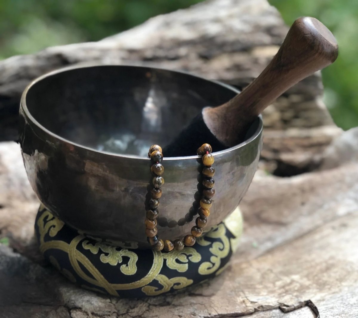 #Holidazzle Vendor spotlight: Shangri-La Crafts and Gifts is run by a small Tibetan family in Mounds View, Minnesota. They sell Tibetan singing bowls, wool hand knitted mittens, woolen shawls and clothing. Most of their products are hand made by artisans in Himalayan region.