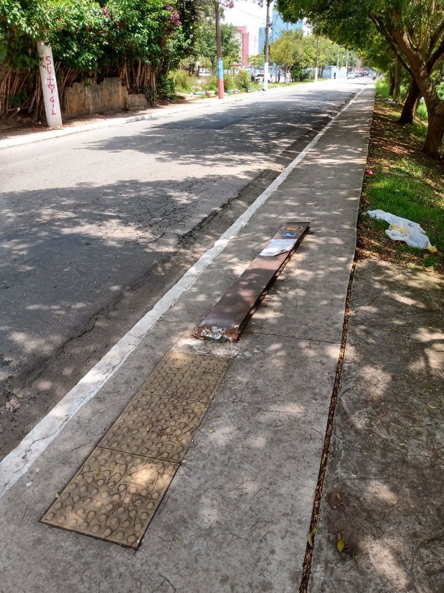 Renan41102's tweet photo. @SPObras 
@sptrans 

Av. José Higino Neves, 1106 a 1170
Código de ponto: 310008064

Ponto totem novo marrom, atingido após um acidente automobilístico.

Solicito reparo imediato. https://t.co/naCM6cbfcD