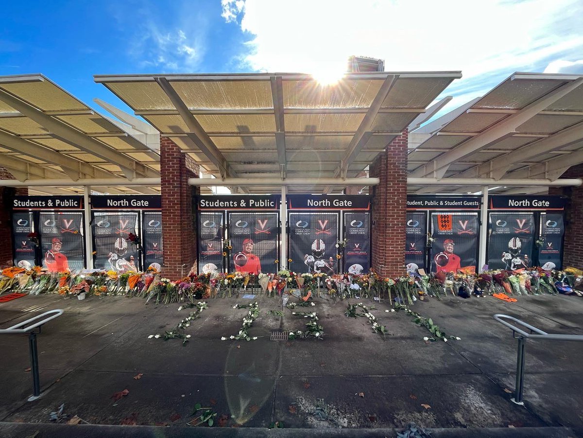 MattRileyPhoto's tweet photo. 💙🧡
May peace and healing be with all of us together. 
#UVAStrong https://t.co/bQmOI8BpgQ