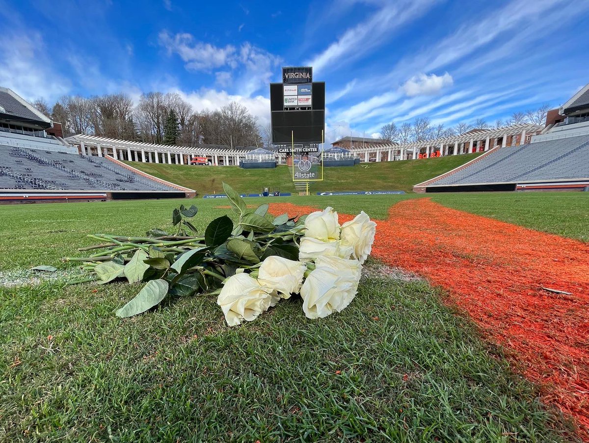 MattRileyPhoto's tweet photo. 💙🧡
May peace and healing be with all of us together. 
#UVAStrong https://t.co/bQmOI8BpgQ