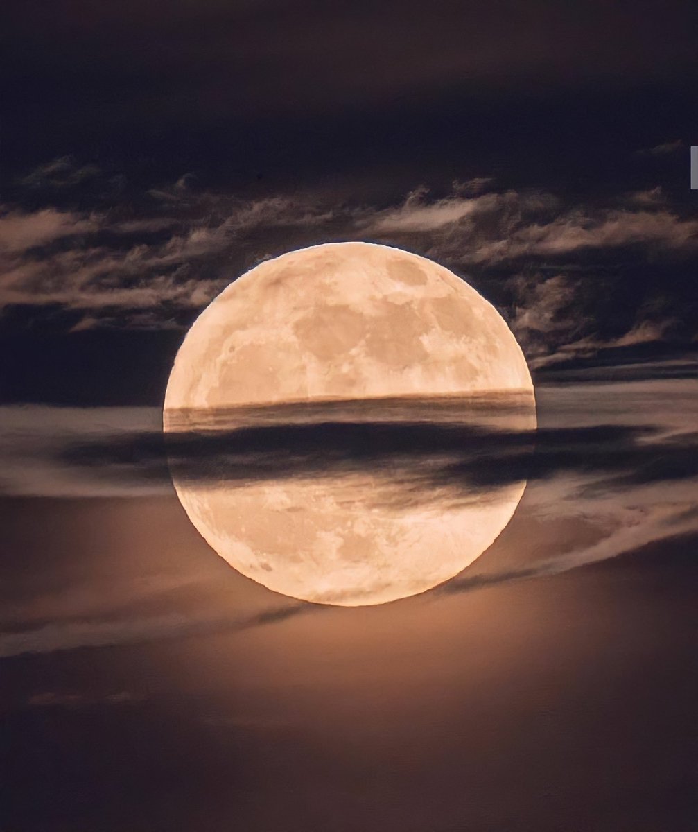 M1ONLOVER's tweet photo. Moon dressed as saturn https://t.co/QfFYyfc0Dw