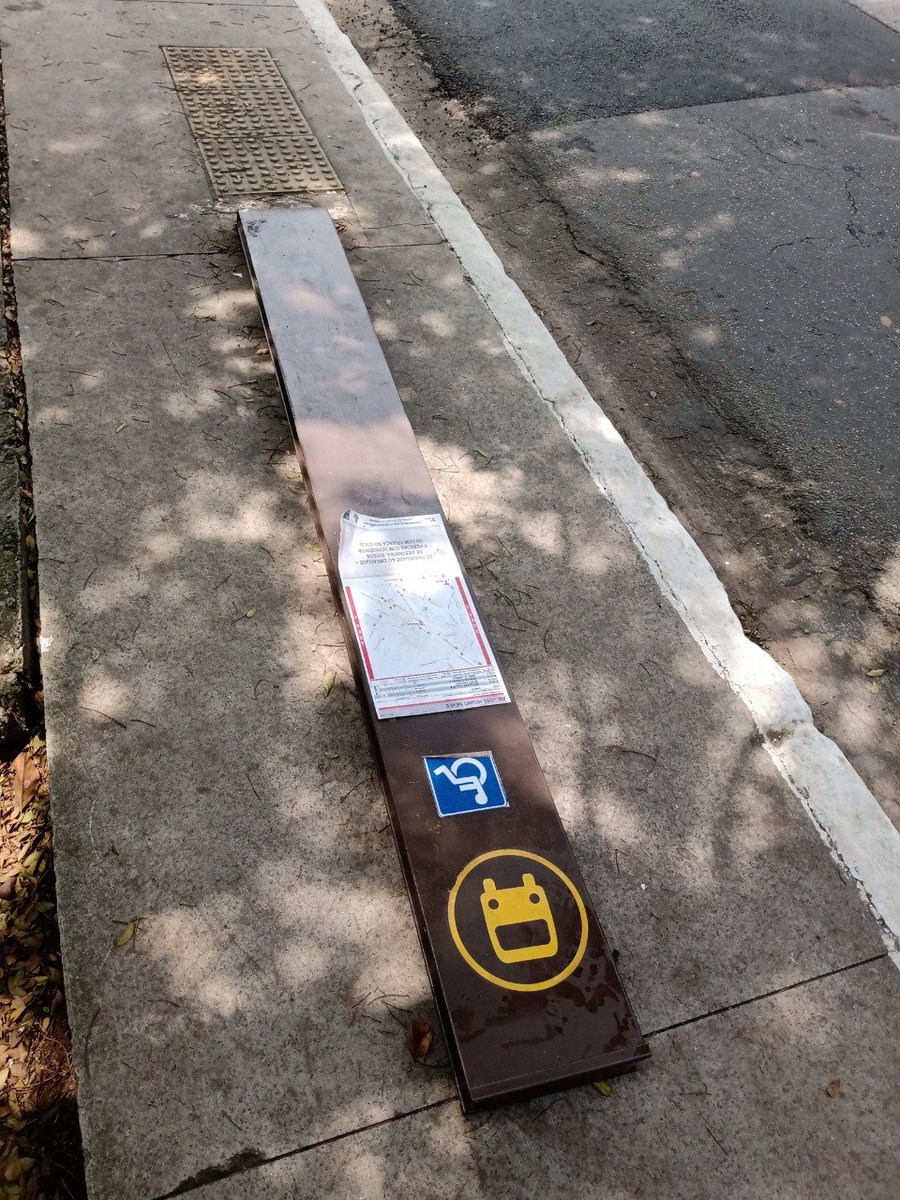 Renan41102's tweet photo. @SPObras 
@sptrans 

Av. José Higino Neves, 1106 a 1170
Código de ponto: 310008064

Ponto totem novo marrom, atingido após um acidente automobilístico.

Solicito reparo imediato. https://t.co/naCM6cbfcD