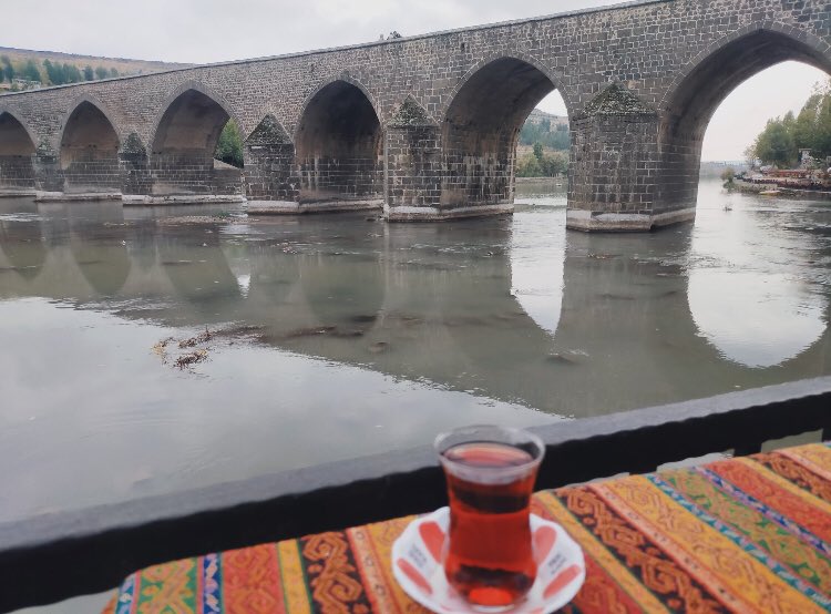 Diyarbakır on gözlü köprü