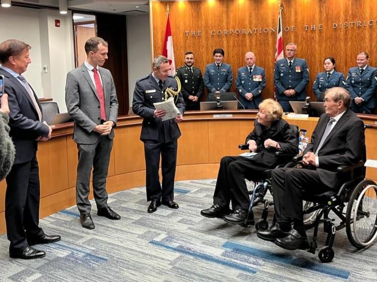 TomCodringtonUK's tweet photo. "These are so special that I've never actually held one before"

What a privilege to join UK Wing Commander Adrian Mellors in presenting 98-year-old Joyce McKay with her WWII War Medal for her service in the UK with the WAAF. A truly humbling experience.

https://t.co/MaYLnicsyz https://t.co/qUOG9aUrmb