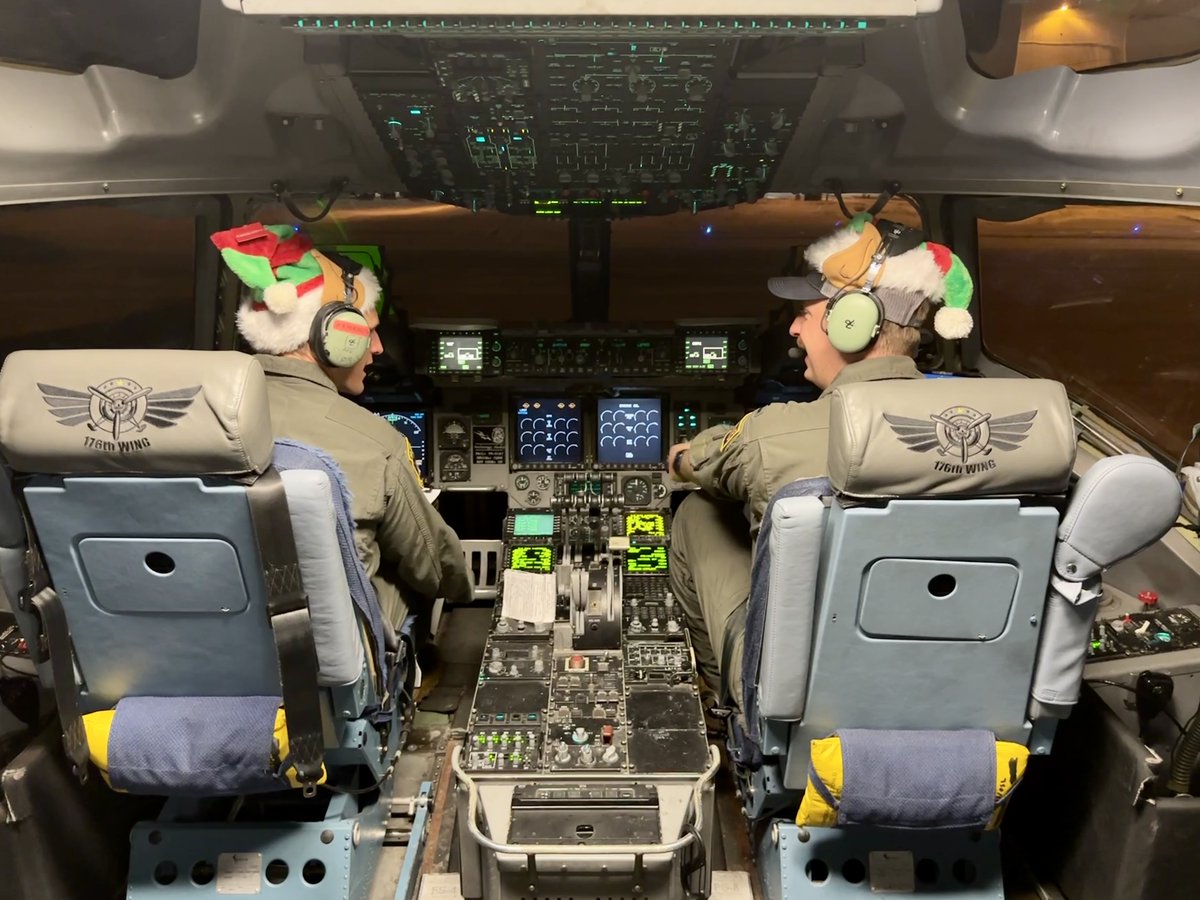 AKNationalGuard's tweet photo. Sleigh bells are ringing! 🔔
Alaska National Guardsmen of @176thWing fly presents to the children of Scammon Bay for Operation Santa Claus! #TeamAKNG #OpSanta #santaclausiscomingtotown 🎅🤶 https://t.co/RVHvZVUqR0