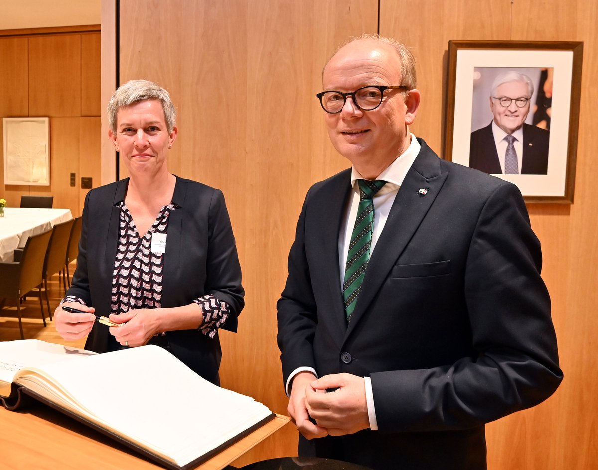 Landtag_NRW's tweet photo. In #NRW unterstützen 54 Kommunalen Integrationszentren die Integrationsarbeit und koordinieren die ehrenamtlichen Kräfte. Der Präsident des #lntrw, André Kuper, hat Vertreterinnen und Vertreter der Zentren im #ltnrw empfangen und für ihren Einsatz gedankt. https://t.co/hEErIb37QP https://t.co/yz0ZcDmLpj