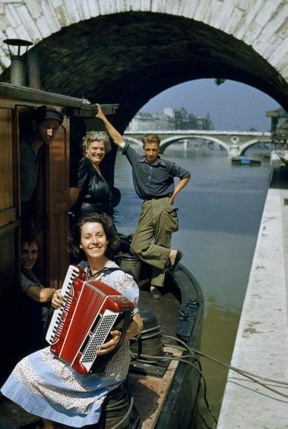 ParisAMDParis's tweet photo. L'accordéoniste sur la péniche. 
1952. Paris https://t.co/1AztAqlZGb