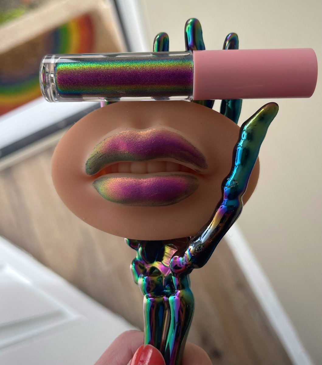 ChaoticCosmetic's tweet image. Let’s make these go viral🥺🫶🏻🤩 #duochrome #moodchange #lips