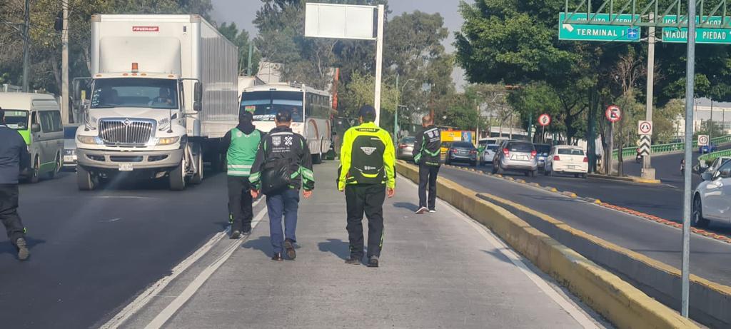 ORTCDMX's tweet photo. Esta mañana con @SSC_CDMX y la @LaSEMOVI, realizamos dispositivo para liberar el carril por el que circula el corredor #COPATTSA en Eje 1 Norte y Santos Dumont 📍
👉Resultado: 23 vehículos infraccionados 🚌🚗 https://t.co/5M7zV2YUkj