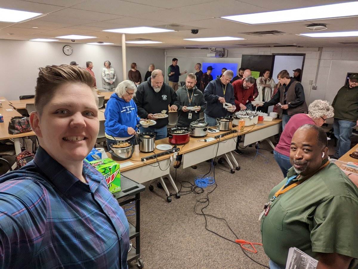 Lisa_Irey's tweet photo. DMPS Technology &amp; Printing services giving thanks for being together
#allsystemsgo #herewithyou https://t.co/uwAneRLR1r