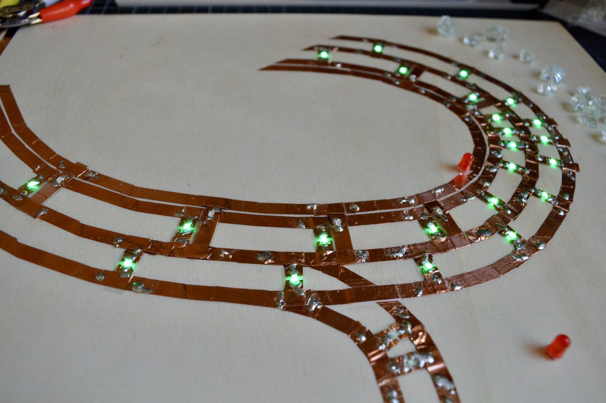 Digidags_'s tweet photo. #digitalTinkering > #PaperCircuits einfache Papierschaltkreise https://t.co/jME7ikXYAl