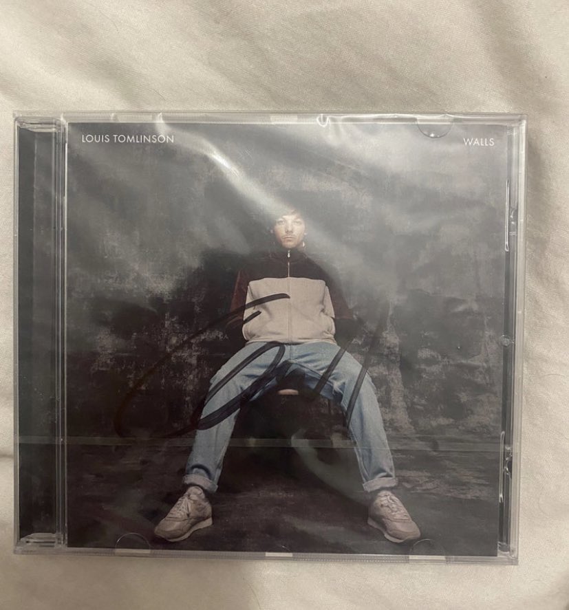 strongbyLou's tweet photo. hi, a friend of mine is selling a copy of walls signed by louis. she asked me to post it for you guys to know about it 💗 thankkkks ✨✨ https://t.co/QJ8ULcWb6Y