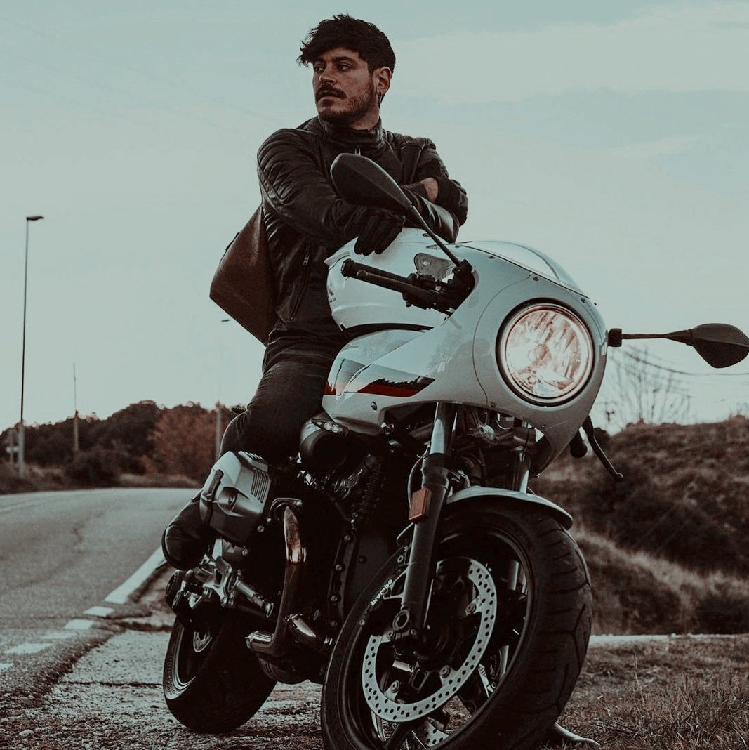 ㅤㅤ

      ❚❚  𖥻   ❪⠀——— Bill era guay: era alto, tenía el pelo largo y recogido en una coleta, llevaba un colmillo de pendiente e iba vestido de manera apropiada para un concierto de rock, salvo por las botas que no eran de cuero, sino de piel de dragón.   ❫ *   
   
⠀