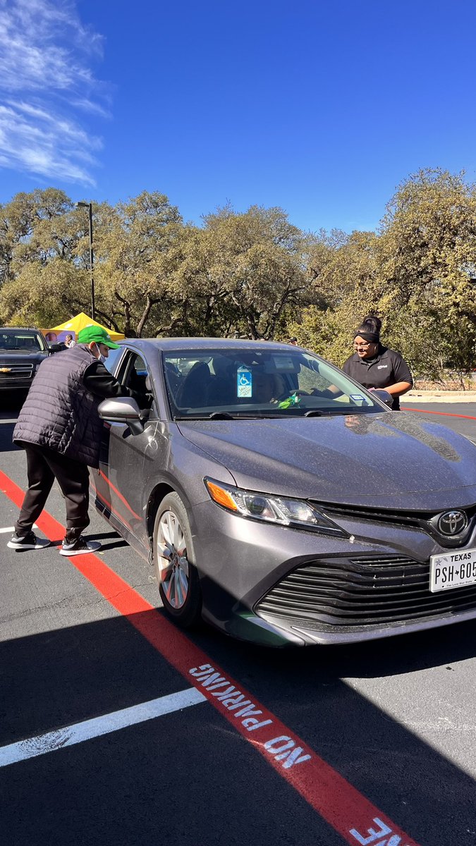 Ver0429's tweet photo. Cricket Ar partnered with Univision for their annual turkey dinner giveaway! Great way to stay connected with the community! #cricketcares https://t.co/RmwHYCs1uS