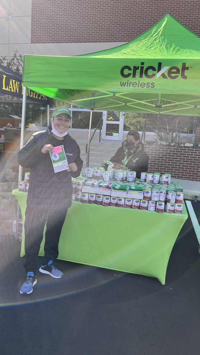 Ver0429's tweet photo. Cricket Ar partnered with Univision for their annual turkey dinner giveaway! Great way to stay connected with the community! #cricketcares https://t.co/RmwHYCs1uS