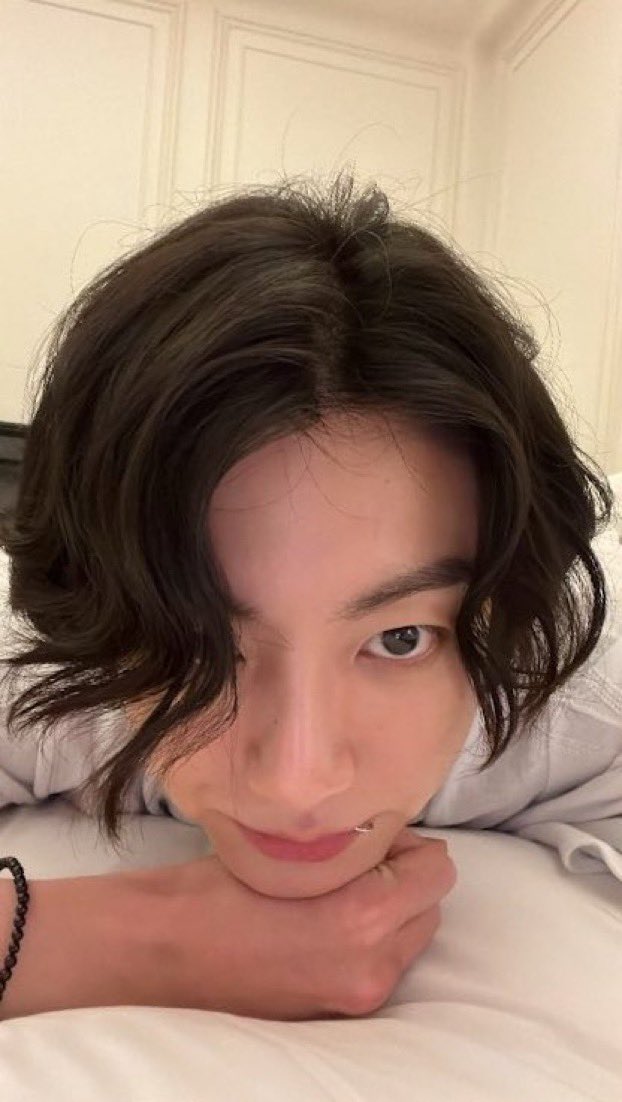 xbtsworldx's tweet photo. OMG WE GOT ANOTHER SELFIE FROM JUNGKOOK IN QATAR ❤. WE WON QATAR ARMY'S, WE WON 😭. https://t.co/MB3VJDELui