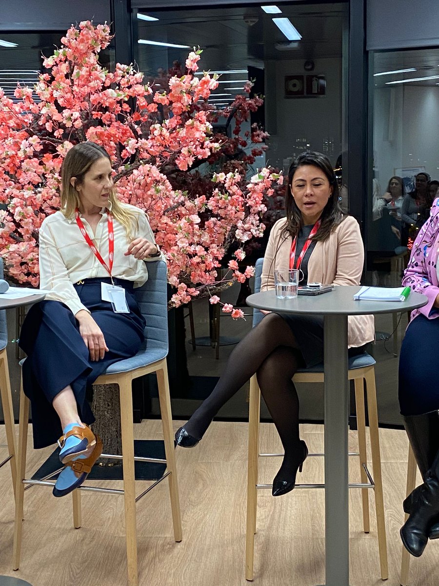 Takeda_ES's tweet photo. Ariadna Padilla, Leticia Carrerou, Carla Simonetto y Mónica Cuello reflexionan sobre la aportación de mujeres como ellas al entorno empresarial farmacéutico y el importante valor de la diversidad en la que esta industria y Takeda son referente. #MujeresLatinasEnFarma https://t.co/v7buJ8rcdv