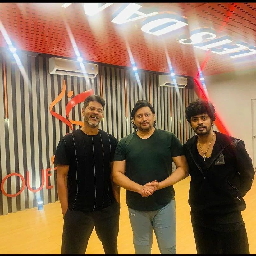 IniyaaPrashanth's tweet photo. Rehearsal of Song DORRABUJJI for TOPSTAR #PRASHANTH’s ANDHAGAN movie happening for last 4 days with Dancing Legend Prabhudeva &amp; Master Sandy @ Silhouette Studio. Shooting commences with 50 Dancers from tomorrow. @iamsandy_off @actorprashanth @PDdancing @actorthiagaraja https://t.co/qUUjipvRod