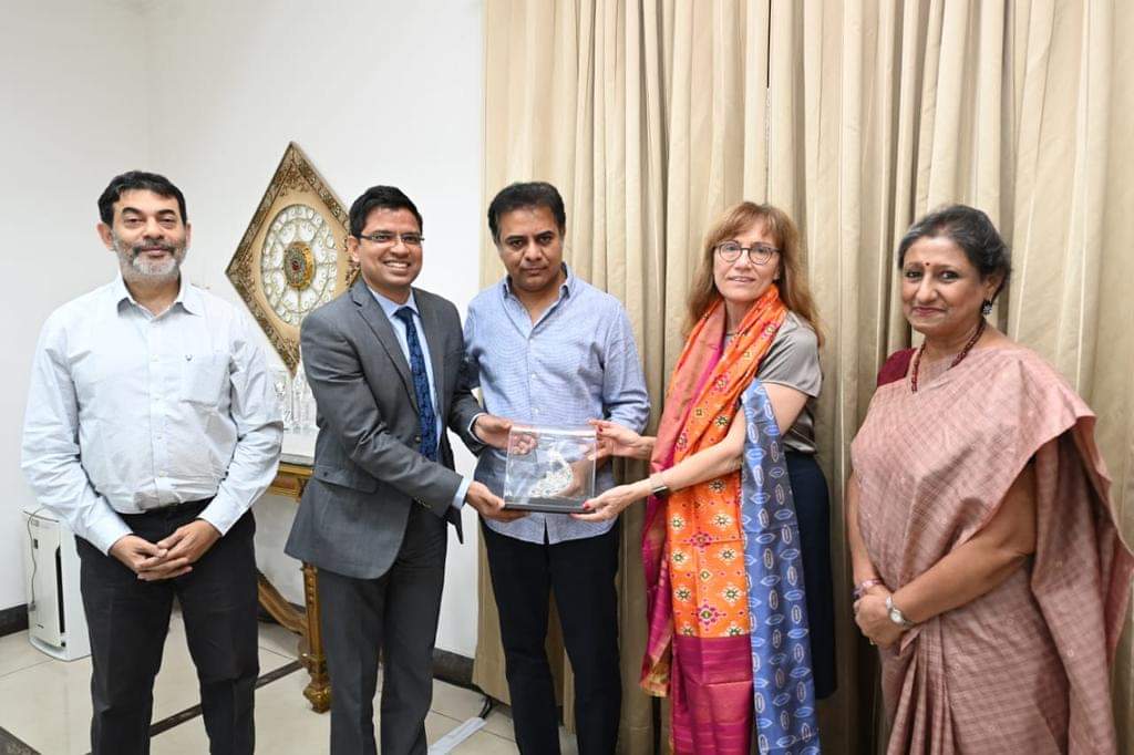 GZ_Hyd's tweet photo. Consul General of Germany in Chennai H.E Ms. Michaela Küchler and Honorary Consul Ms Amita Desai met with:
H.E Ms Tamilisai Soundararajan, 
Governor of Telangana
H.E Mr Kalvakuntla Taraka Rama Rao,
Minister Govt of Telangana
Ms Gadwal Vijayalaxmi,
Mayor GHMC
@GermanyinIndia https://t.co/bmVBhVcfbg