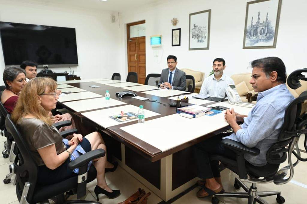 GZ_Hyd's tweet photo. Consul General of Germany in Chennai H.E Ms. Michaela Küchler and Honorary Consul Ms Amita Desai met with:
H.E Ms Tamilisai Soundararajan, 
Governor of Telangana
H.E Mr Kalvakuntla Taraka Rama Rao,
Minister Govt of Telangana
Ms Gadwal Vijayalaxmi,
Mayor GHMC
@GermanyinIndia https://t.co/bmVBhVcfbg