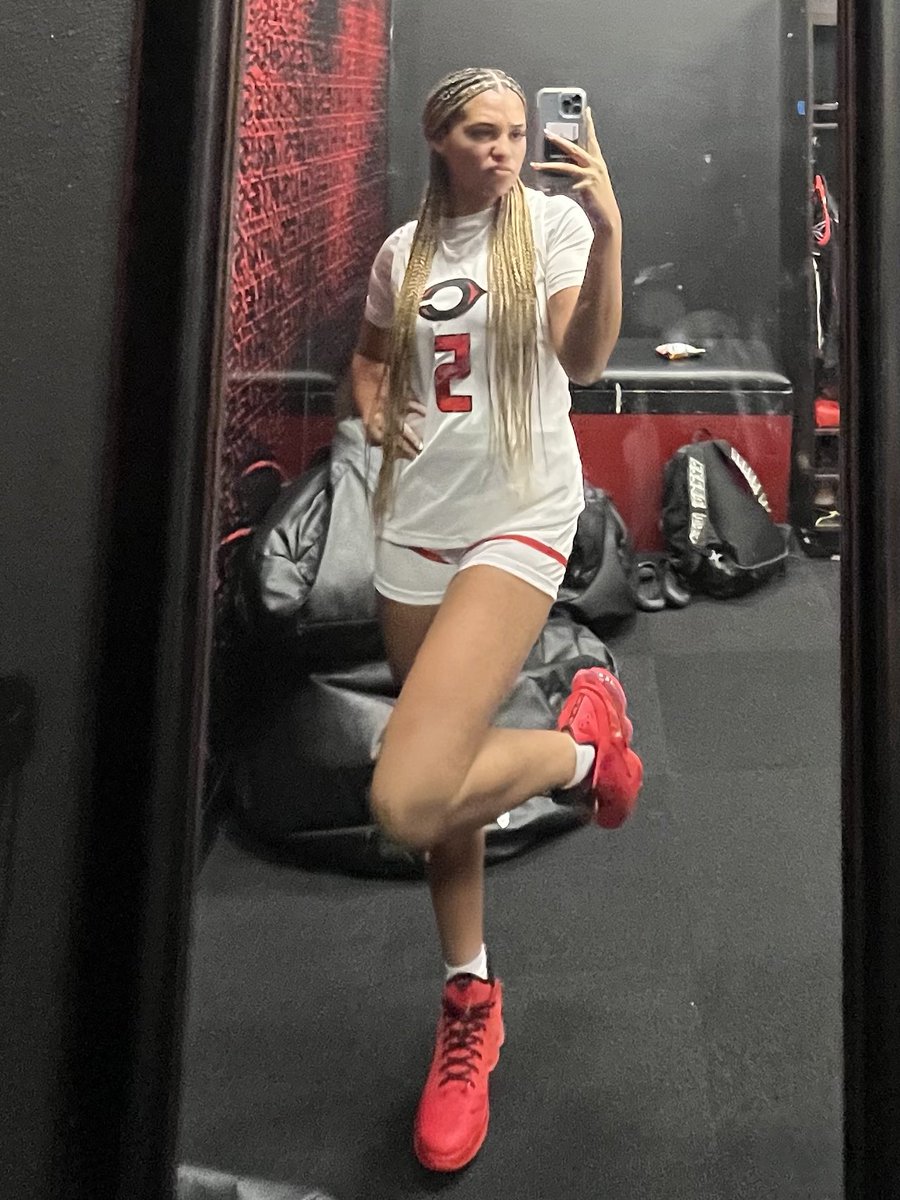 gabzrobinson's tweet photo. @the10huskiesgbb Gameday is finally here 🖤❤️ #5 https://t.co/8GFRDUz1Zb