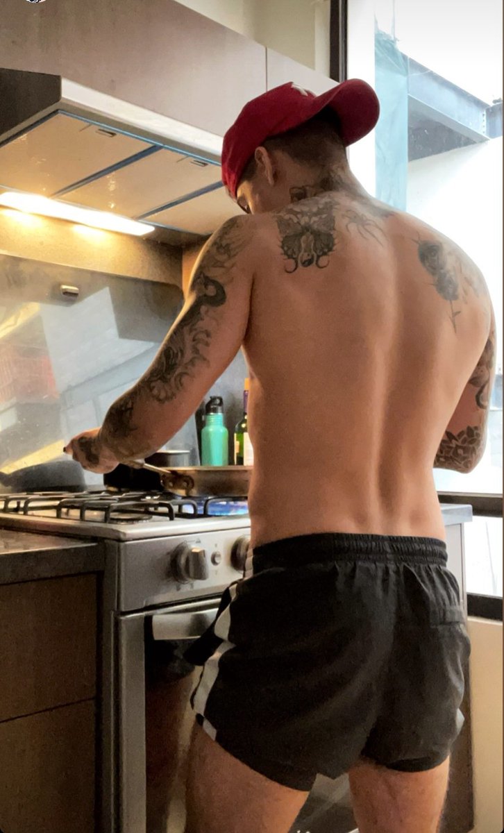 MerlosSpears's tweet photo. Me están preparando el desayuno @shitisnickbolt... y de repente desperté y no hay nadie en la cocina 😞😭🥲 https://t.co/95pBFjpfY5