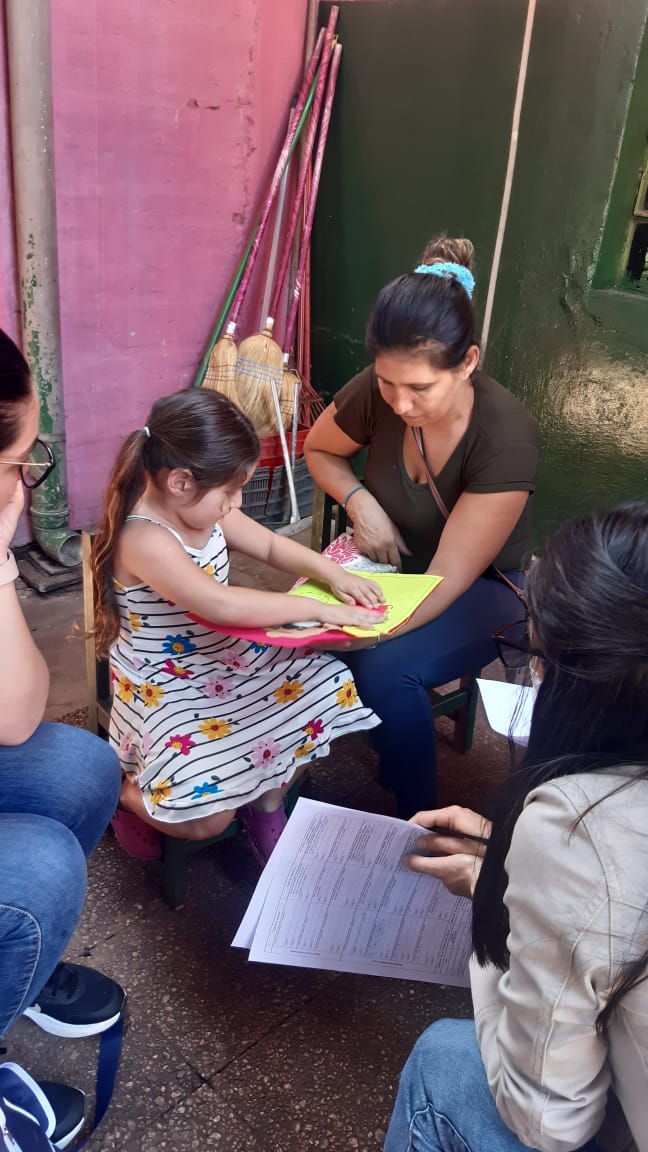 El juego se fortacele el vínculo entre un niño o niña y su familia😍
Maestras mochileras y profesionales de #primerainfancia realizan prácticas en el centro Mita Renda del <a href="/MINNAParaguay/">Ministerio de la Niñez y la Adolescencia | Py</a>, acompañan a las familias para guiarles en la estimulación y juego con sus hijos e hijas.
