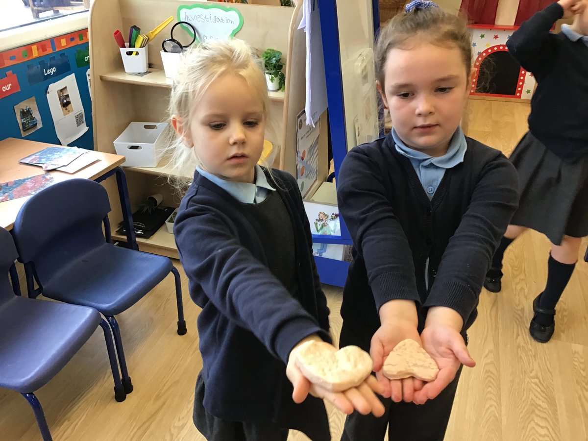 beyoutoblossom's tweet photo. Today Year 1 Class @AbermordduCP have met #pinkdroplet. Weโve talked about our kind hands & helping hands. Weโve been making dough hearts ๐ Canโt wait to see your #kindnesstree! #thecolourdroplets #wellbeing #bekind https://t.co/SbxNlhsK3q