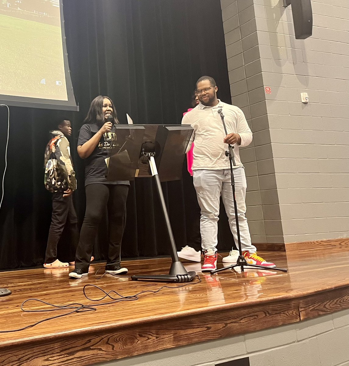 OWMediaCompany's tweet photo. 🎤✨ The 2022 Career Speaker Series welcomed me to present and speak to high school juniors and seniors, exposing them to media! 
⠀
#TheCommunicationCoach #ObsessedWithMedia #Speaker #Author #Media #Youth #Community https://t.co/syGpWlwULG