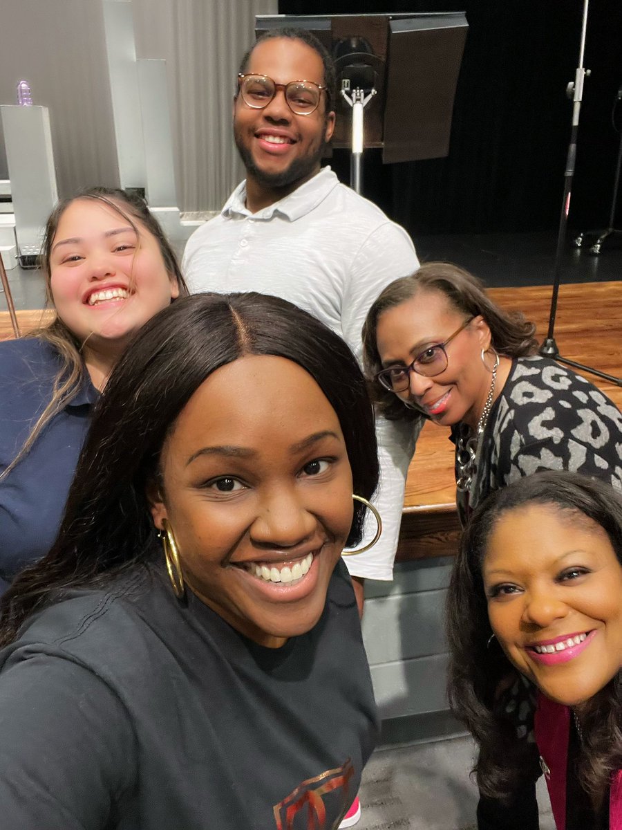 OWMediaCompany's tweet photo. 🎤✨ The 2022 Career Speaker Series welcomed me to present and speak to high school juniors and seniors, exposing them to media! 
⠀
#TheCommunicationCoach #ObsessedWithMedia #Speaker #Author #Media #Youth #Community https://t.co/syGpWlwULG