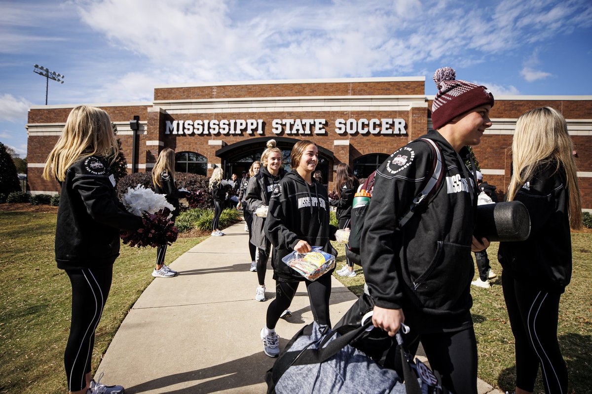 HailStateSOC's tweet photo. 𝐟𝐚𝐌𝐢𝐥𝐲 𝐒𝐞𝐧𝐝 𝐎𝐟𝐟𝐬 are the best send offs 🫶🏽

StarkVegas ✈️ Fayetteville, Ark.

#HailState🐶 | @HailStateSpirit https://t.co/HlCzjh1jda