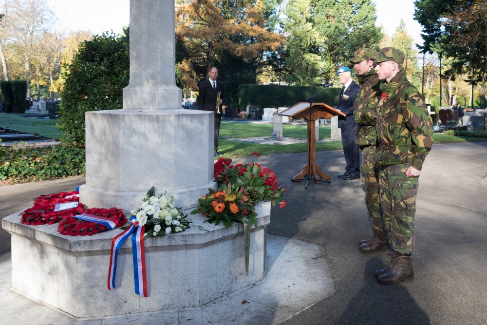 Op 11 november is tijdens Remembrance Day in Harderwijk herdacht, dat 45 jonge vliegeniers zijn gestorven voor onze vrijheid. 
In naam van de stichting Oktober 44 werd deze herdenkingsceremonie bijgewoond door Evert Kous en zijn vrouw. Zij hebben namens ons een bloemstuk gelegd.