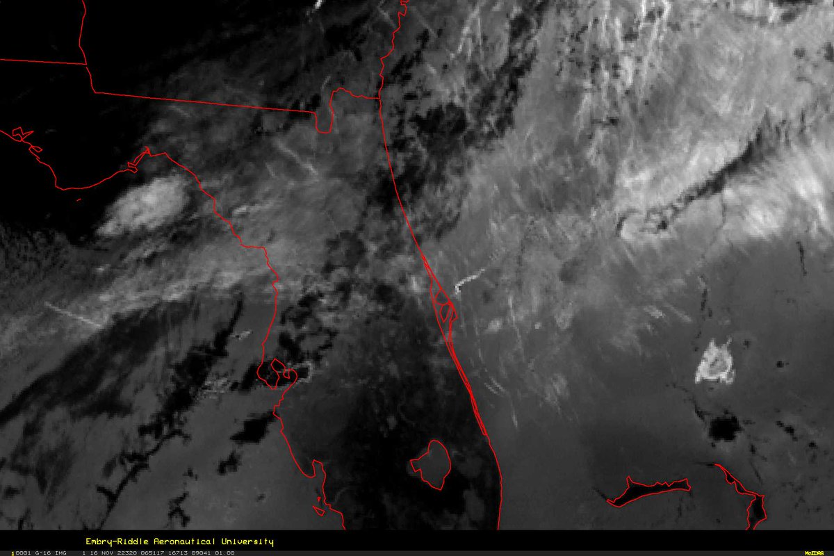 CBMRob's tweet image. From @ERAU_Daytona Prof. Fred Mosher: @NOAASatellites track @NASAArtemis launch. Yellow dot is the fire detection of the heat of the rocket engines at the time of launch. Second image shows the smoke trail coming from the booster engines 5 mins later.