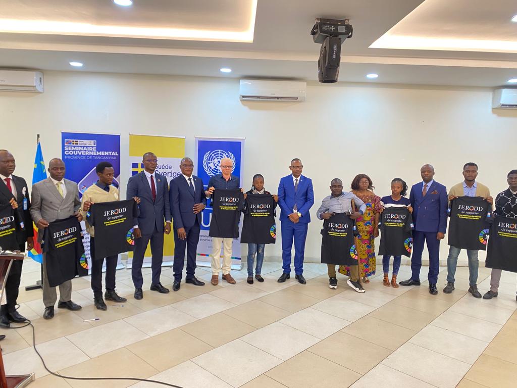 LDedju's tweet photo. La présentation de l'échantillon des  JERROD formés dans le cadre du projet 145 territoires, devant le gouvernement provincial du Tanganyika dans la salle de l'hôtel Tcham ce Mardi 15/11/2022.
L'initiative JERROD est mise en œuvre par le PNUD. https://t.co/od7oZTk3CP
