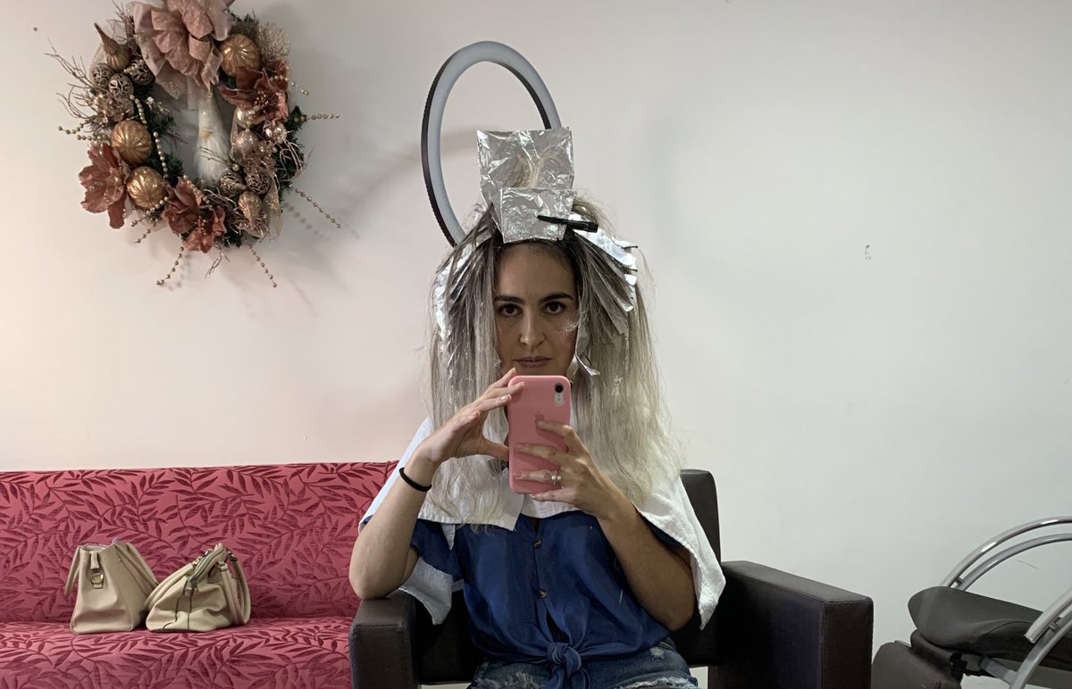 pazluanam's tweet photo. Aquele momento que a cabeleireira te deixa com o cabelo dividido no meio sentada na frente do espelho pra você refletir o quanto você é feia 🤣🤣🤣 https://t.co/qUo6i8yAwW