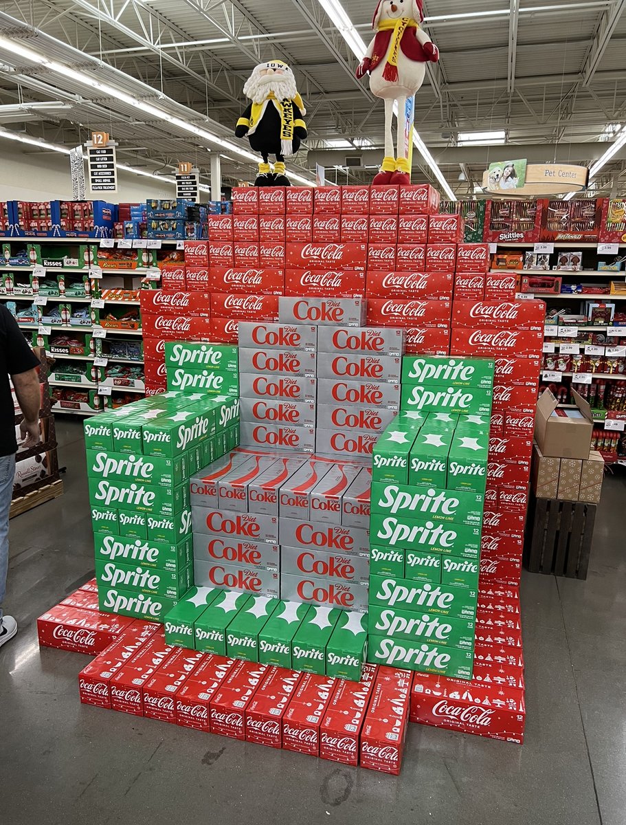 AtlanticCoke's tweet photo. #DisplayOfTheWeek Check out the Santa Throne at Hy-Vee Urbandale!๐
๐ผ๐
Thanks to Sam M., Chad L., and John J. with our Des Moines team for setting these displays up. https://t.co/6nYLpHxP6b