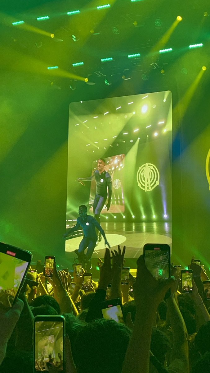 leo_stross's tweet photo. Best concert ever @KiDCuDi 🌙 https://t.co/3uBtJVjdBM