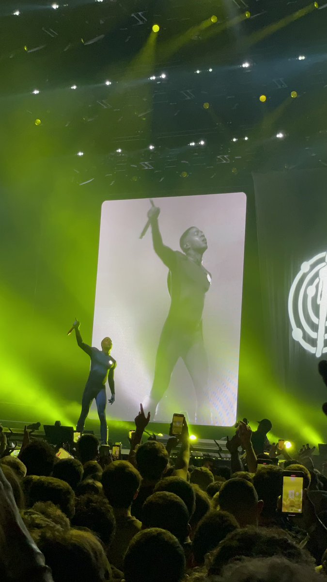 leo_stross's tweet photo. Best concert ever @KiDCuDi 🌙 https://t.co/3uBtJVjdBM