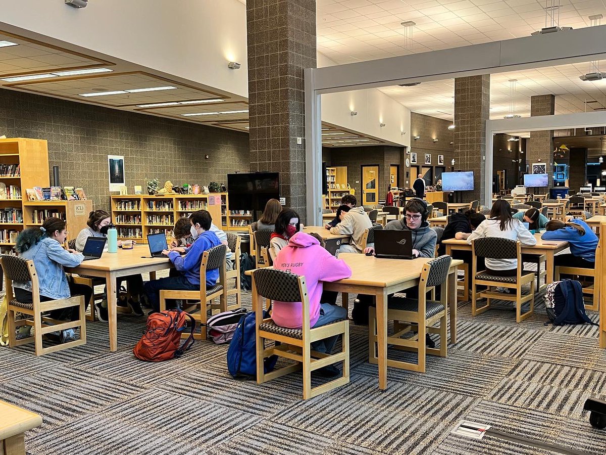 SHSWritingCTR's tweet photo. Our first creative writing workshop during SRT was a success! #WritersInk @SalineHS https://t.co/kVP3Y0Sg4u