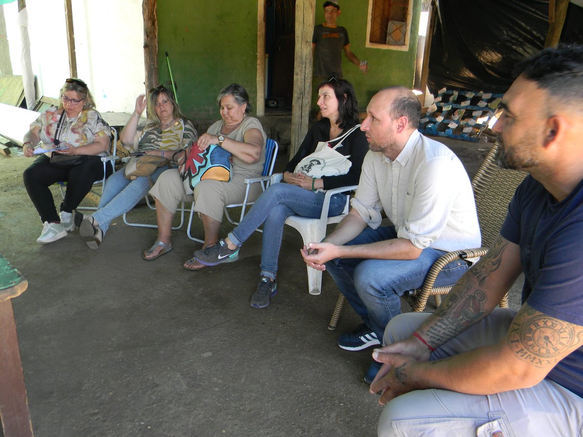FASaltoUy's tweet photo. Merendero barrio Quiroga, intercambiando vivencias.
@Frente_Amplio #ElFaTeEscucha https://t.co/oEG6Wwh6vD