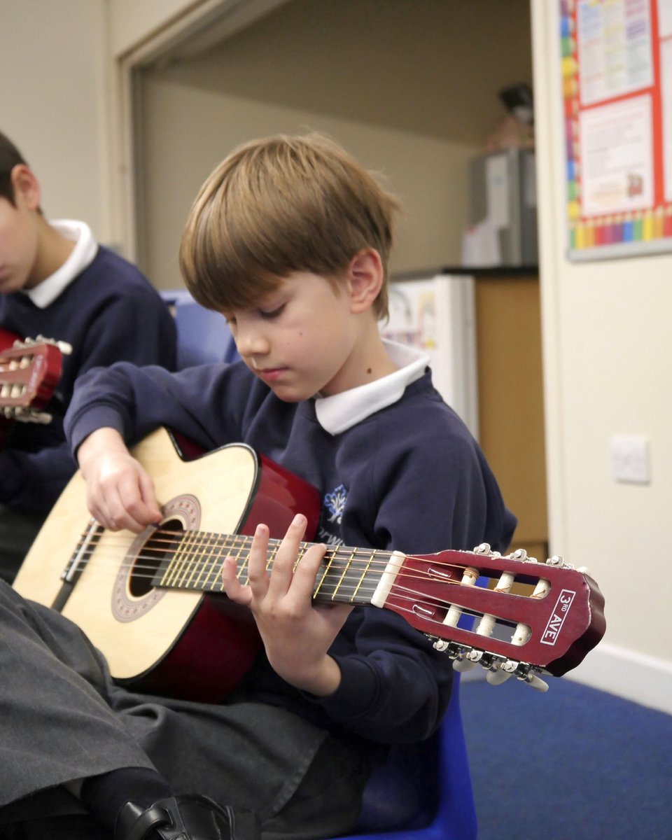 Taking big steps at Norwood 🙌🏼🎶

#createmusic #school #guitarlesson