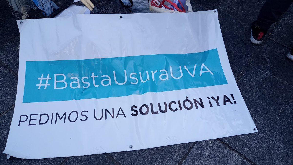 .<a href="/SergioMassa/">Sergio Massa</a> No se olviden de las familias de #HipotecadosUVA. Estamos acompañando el debate afuera del Congreso. Decimos #BastaDeUVA! No podemos sostener otro año con 100% de inflación!