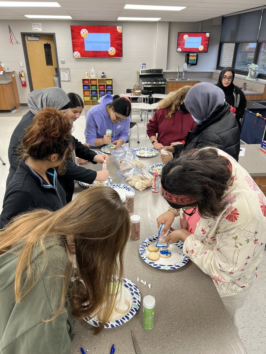 olchsSADD's tweet photo. @redribbonweek @OLCHSNews What’s your @NaturalHigh? BAKING!!! https://t.co/mAZhKImMgb