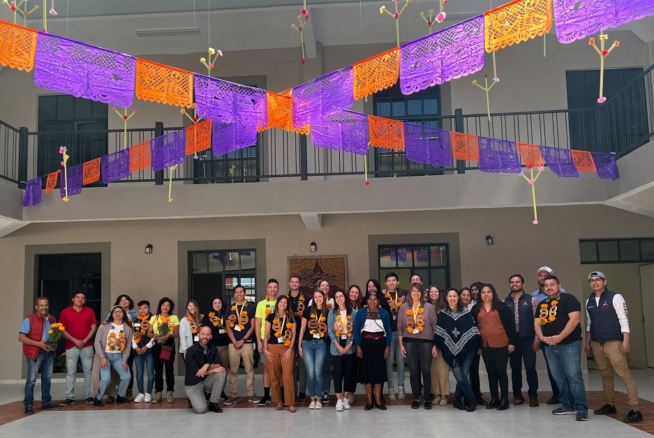 viasat's tweet image. Find out what a team of 12 Viasat employees, currently immersed in a 10-week project, are doing to help support the @psydeh community in remote regions where internet service is difficult to access. bit.ly/3hJoS0E 

@Team4Tech 
#Team4Tech