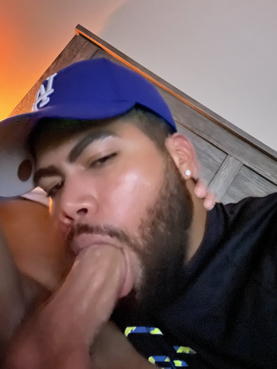 urislandpapi's tweet photo. I love bothering him while he plays 🤭💦 https://t.co/GYhQCP4qL6