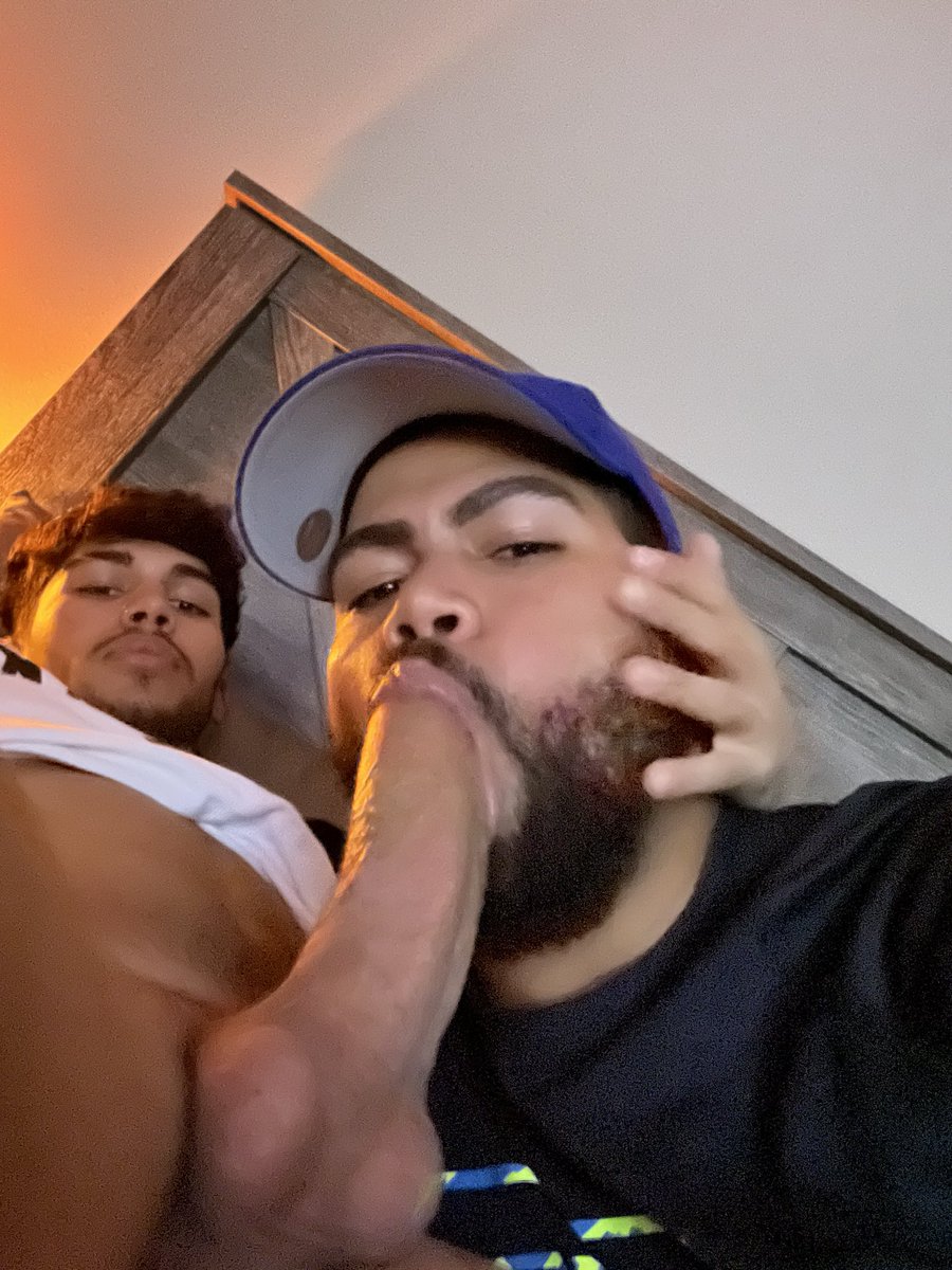 urislandpapi's tweet photo. I love bothering him while he plays 🤭💦 https://t.co/GYhQCP4qL6