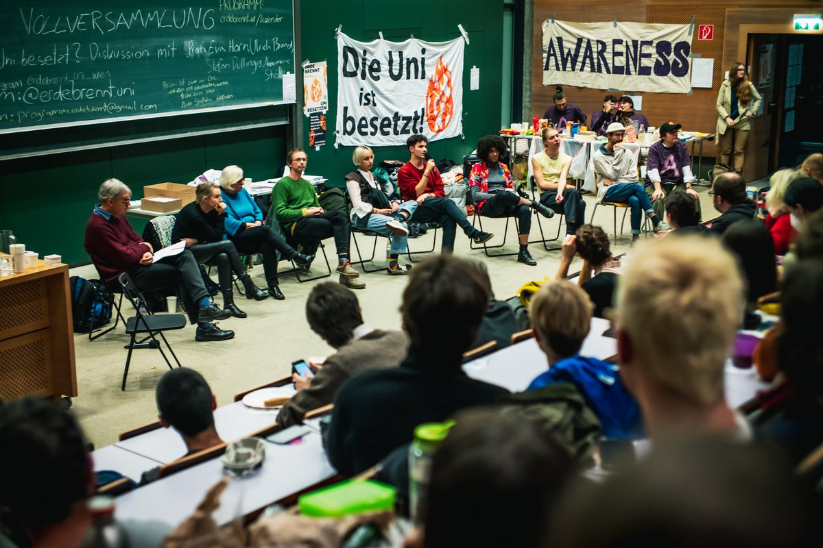 Unser besetzter Hörsaal platzt während der Diskussion aus allen Nähten.
So viele Menschen fragen sich: "Warum für ein System lernen (oder arbeiten, oder ..), das keine Zukunft hat?"
#ErdeBrennt #EndFossil