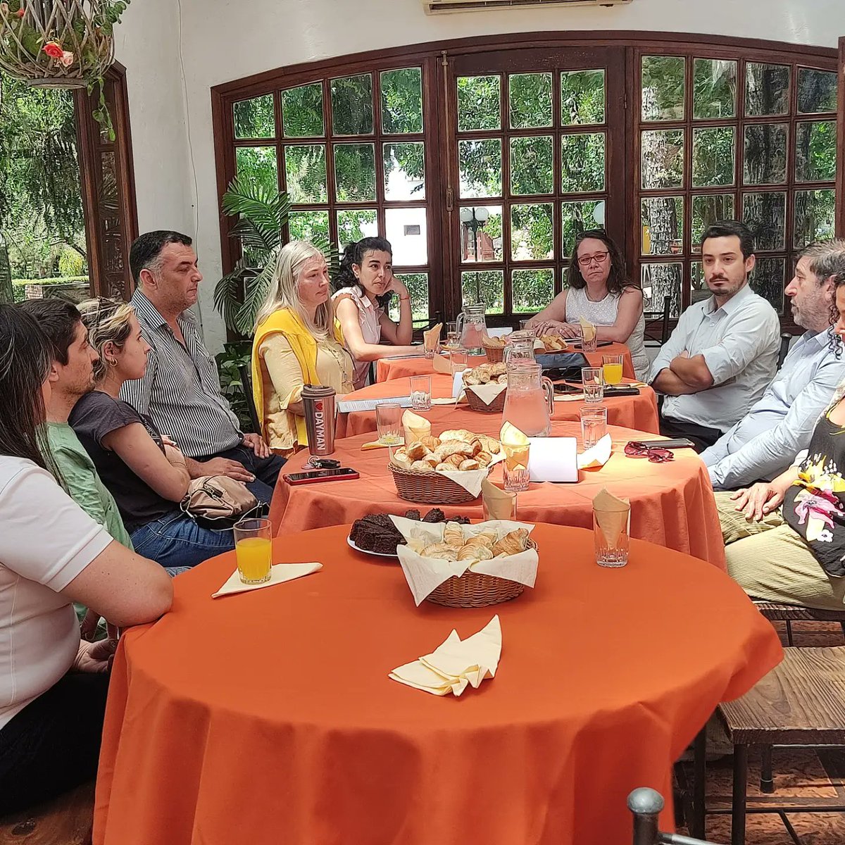 FASaltoUy's tweet photo. "El Frente Amplio te escucha" reunidos con AGHA (Asociación Civil de Hoteleros, Gastronómicos y afines de Termas de Daymán).
@Frente_Amplio 
#ElFaTeEscucha https://t.co/lziOjA1Kiz