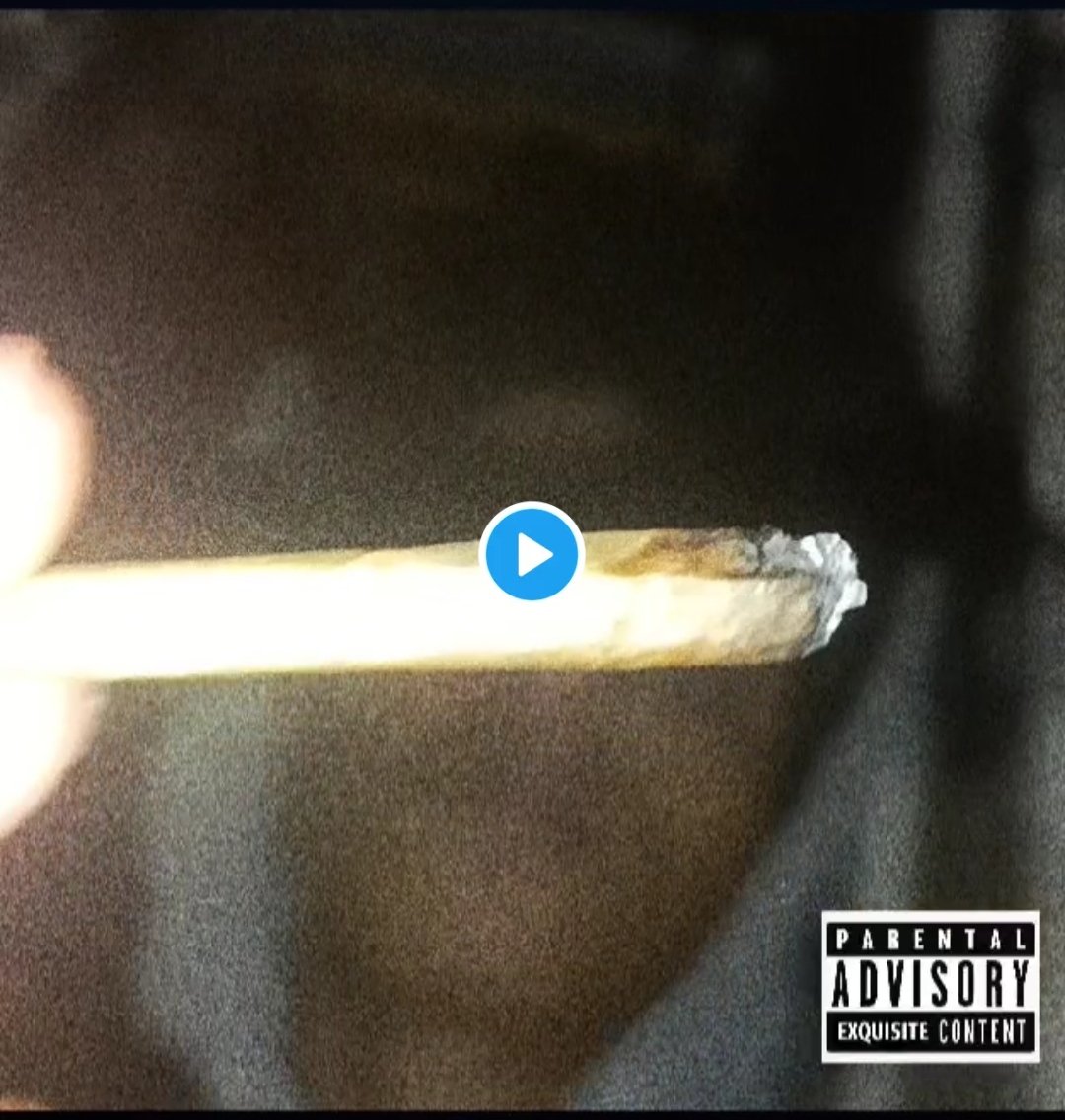 IshaanPadave's tweet photo. Smoking  joint a day keeps depression and suicidal thought away 🍃😌 https://t.co/Y6dry0t9N5