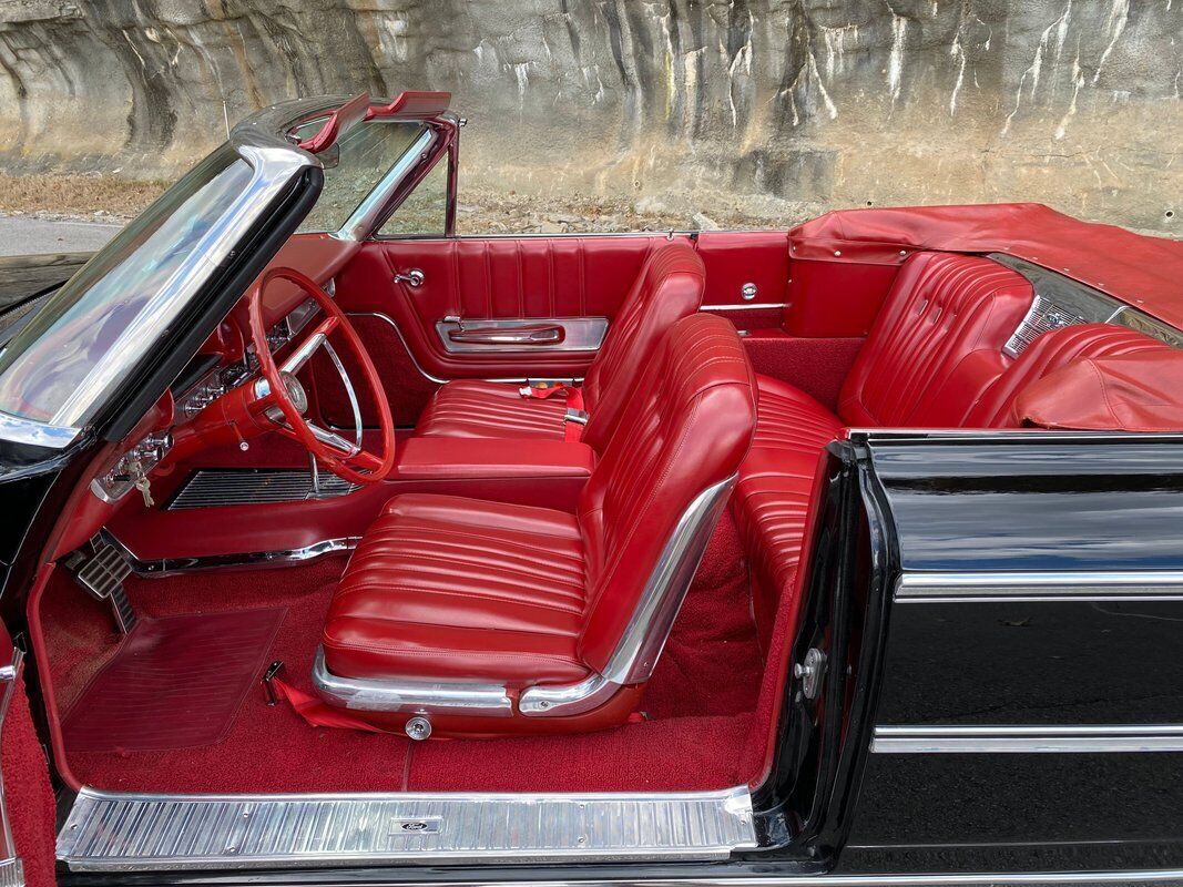 Mercomatic's tweet photo. 1963 #Ford #Galaxie500XL #Sunliner #Convertible; 390 cid, 4 bbl, 300 hp; 3-speed Cruise-o-Matic; Top trim level for the full-size 1963 Ford comprising external badging and a much more sumptuous interior with buckets, console, stick shift and chrome trim. https://t.co/rZxJv7mDf7
